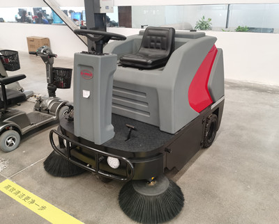 駕駛式掃地機